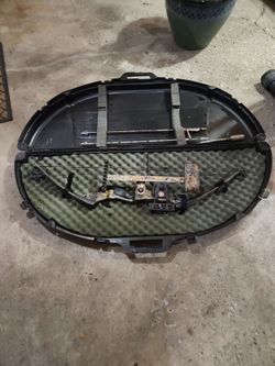 Compound Bow with Hard Case and Arrows