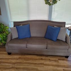 England Inc. Couch, Geat Condition 
