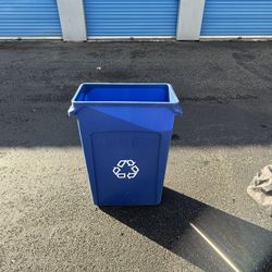 Rubbermaid Slim Jim Recycling Bin