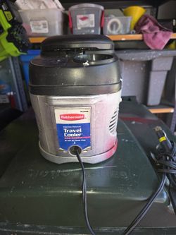 Rubbermaid Cooler.