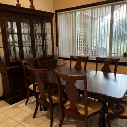 Dinning Room Set With Hutch 