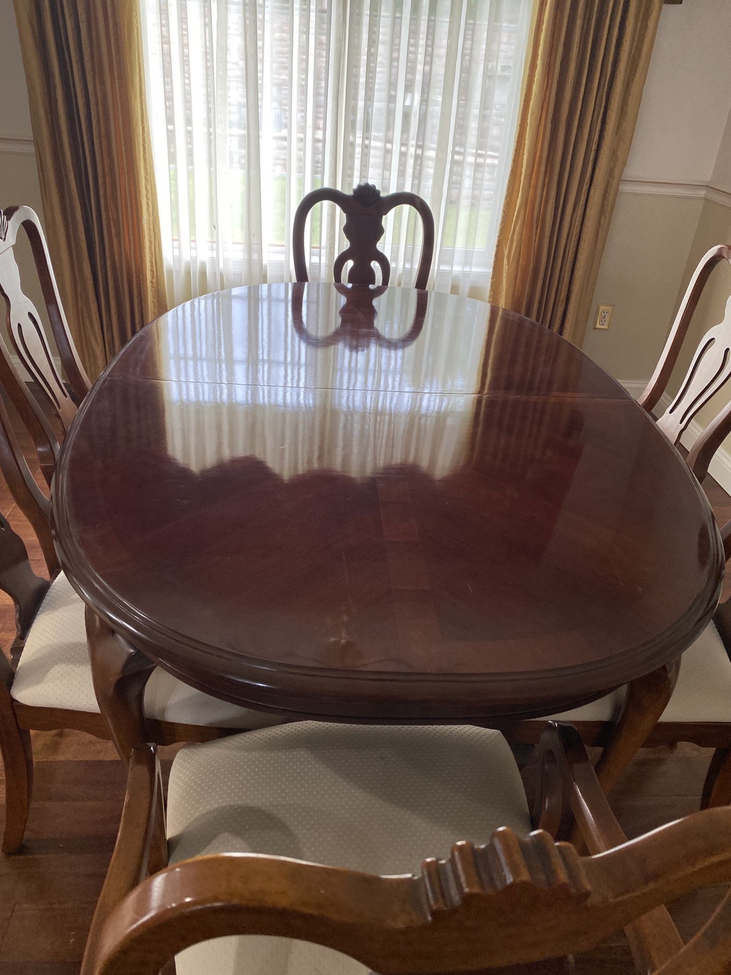Dining Room Table With 6 Chairs & Cover