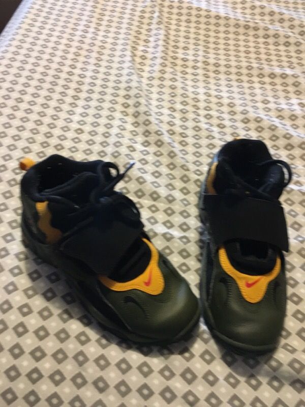 Boys Nike sneakers size 2/ Y .
