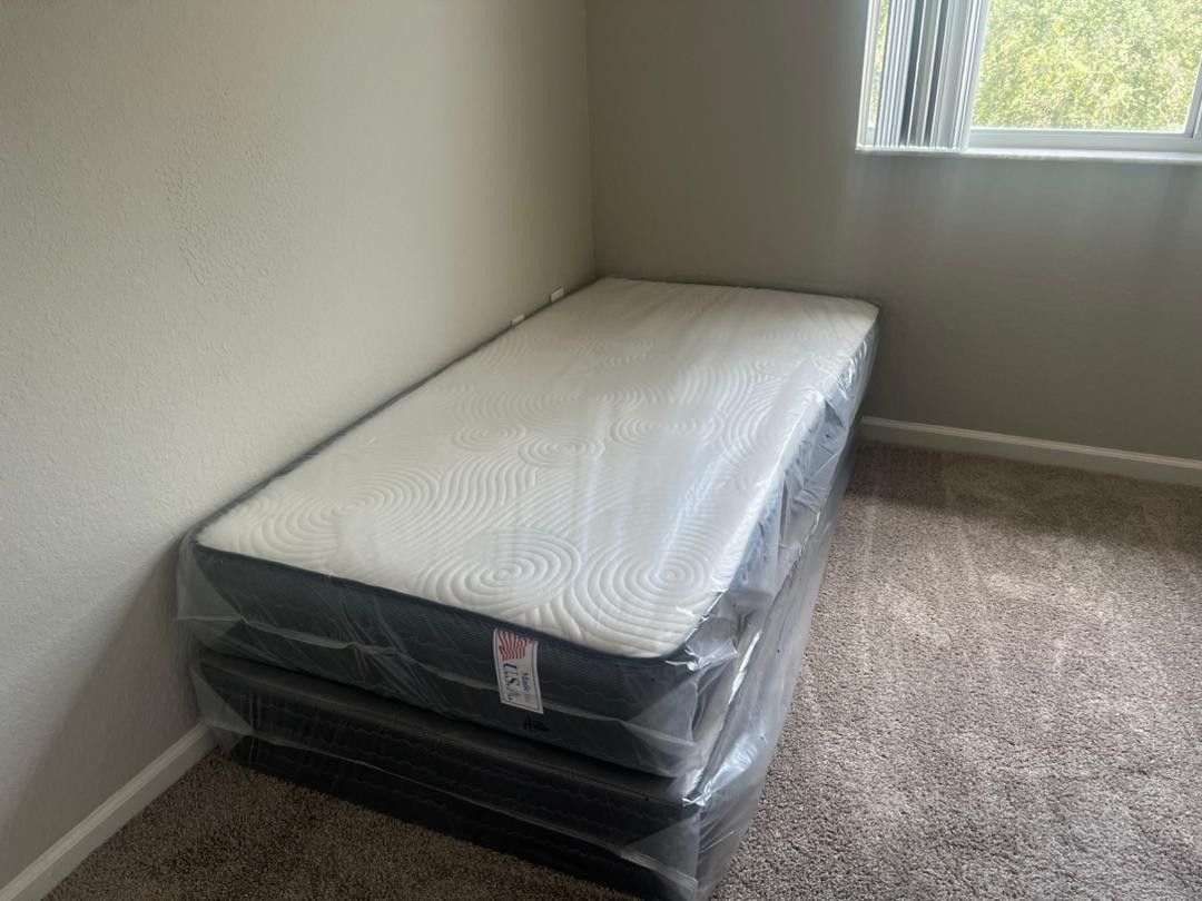 NEW MATTRESS TWIN SIZE PLUSH WITH BOX SPRING