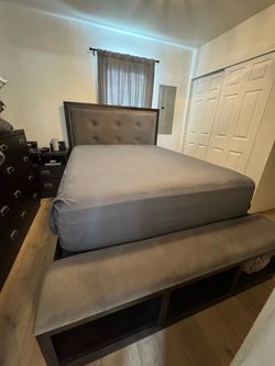 Ashley Furniture Bedroom Set (QUEEN SIZE)