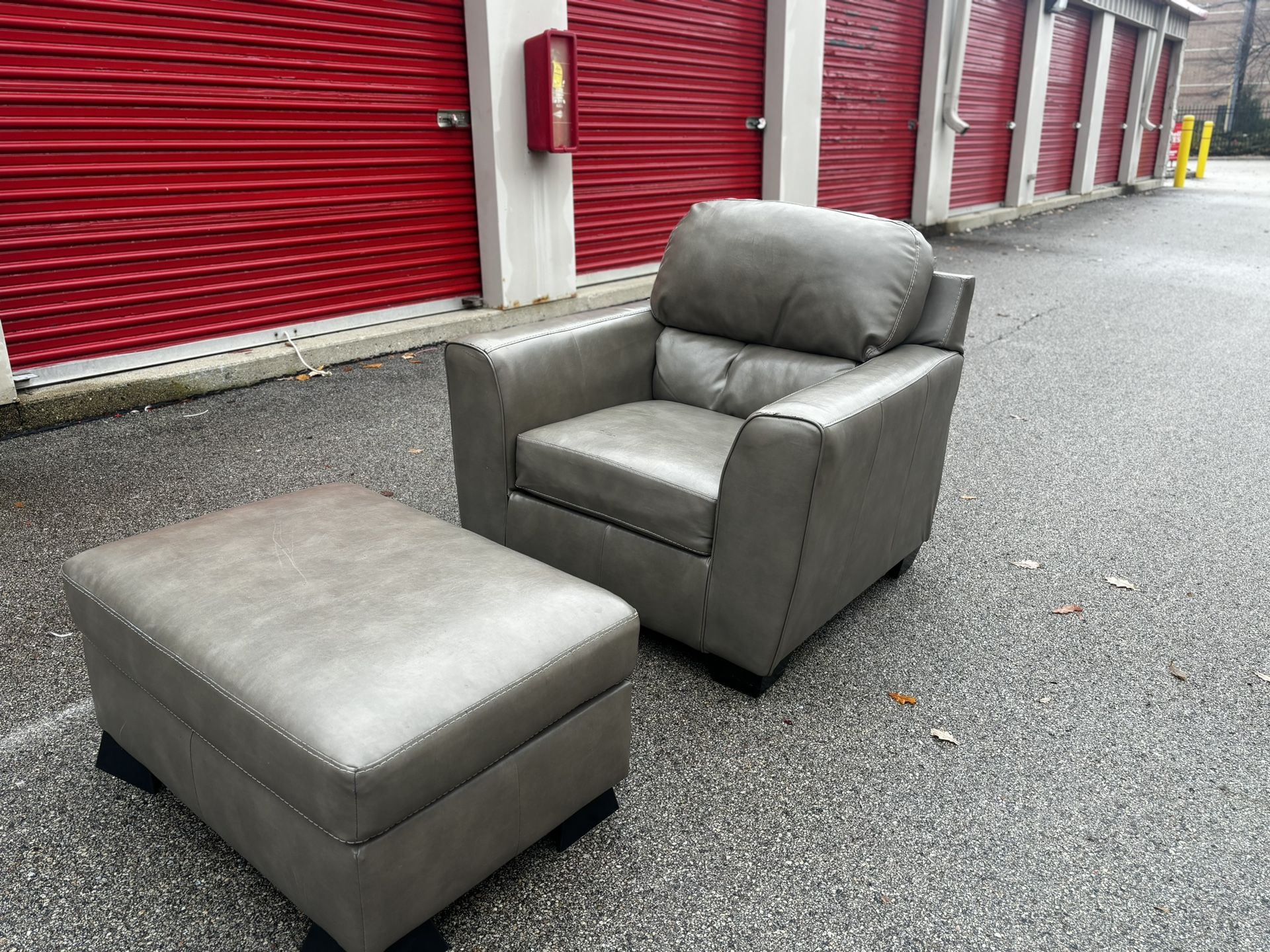 Gray Leather Chair With Ottoman *FREE Delivery 🚚 