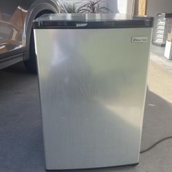 Magic Chef Fridge Refrigerator Freezer Working Great 32 Inches Tall  Stainless Steel