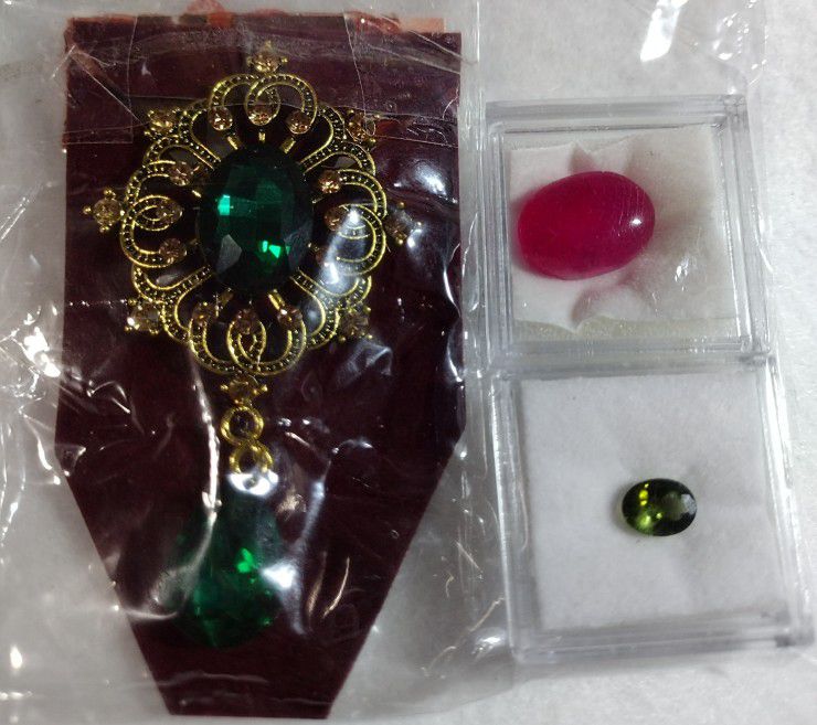 Value pack #2: natural green tourmaline, natural pink ruby and one vintage brooch 