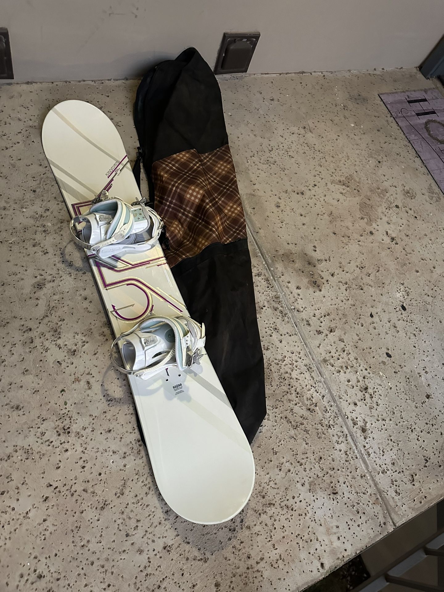 5150 153cm Woman’s Snowboard With Bindings And Travel Bag