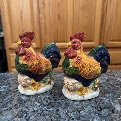 Ceramic Rooster Chicken Farmhouse Pair of  Salt and Pepper Shakers.  Size approximately 4 1/4 inches tall.  Brand new never used with tags on the bott