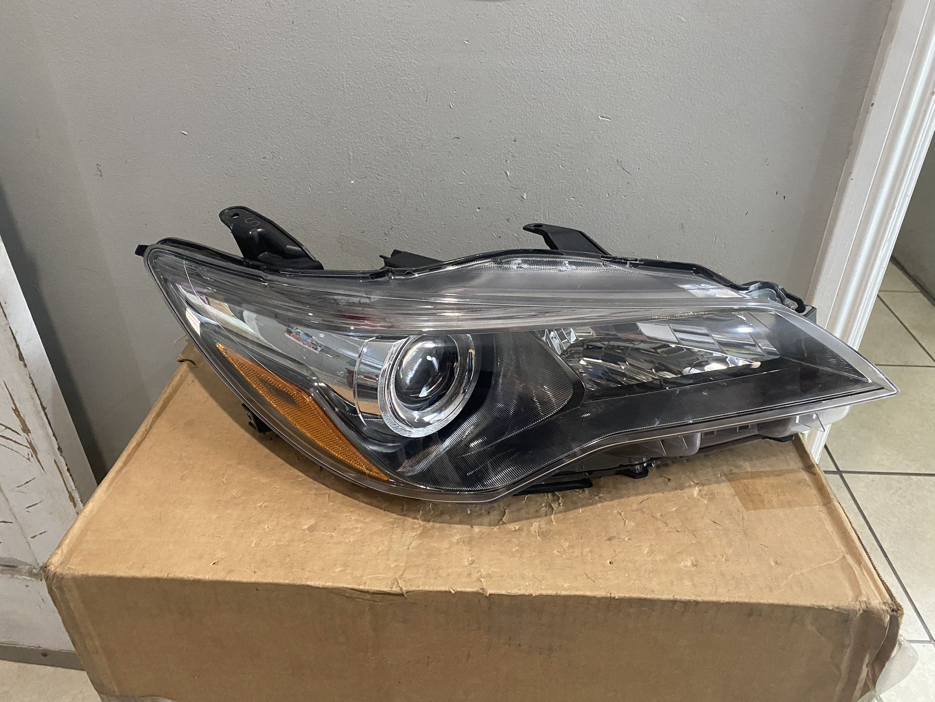 2015-2017 Toyota Camry SE Right Headlight