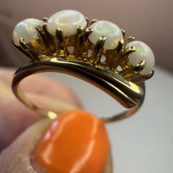 Vintage 14k yellow gold Natural Australian Opal Ring , size 9! 
