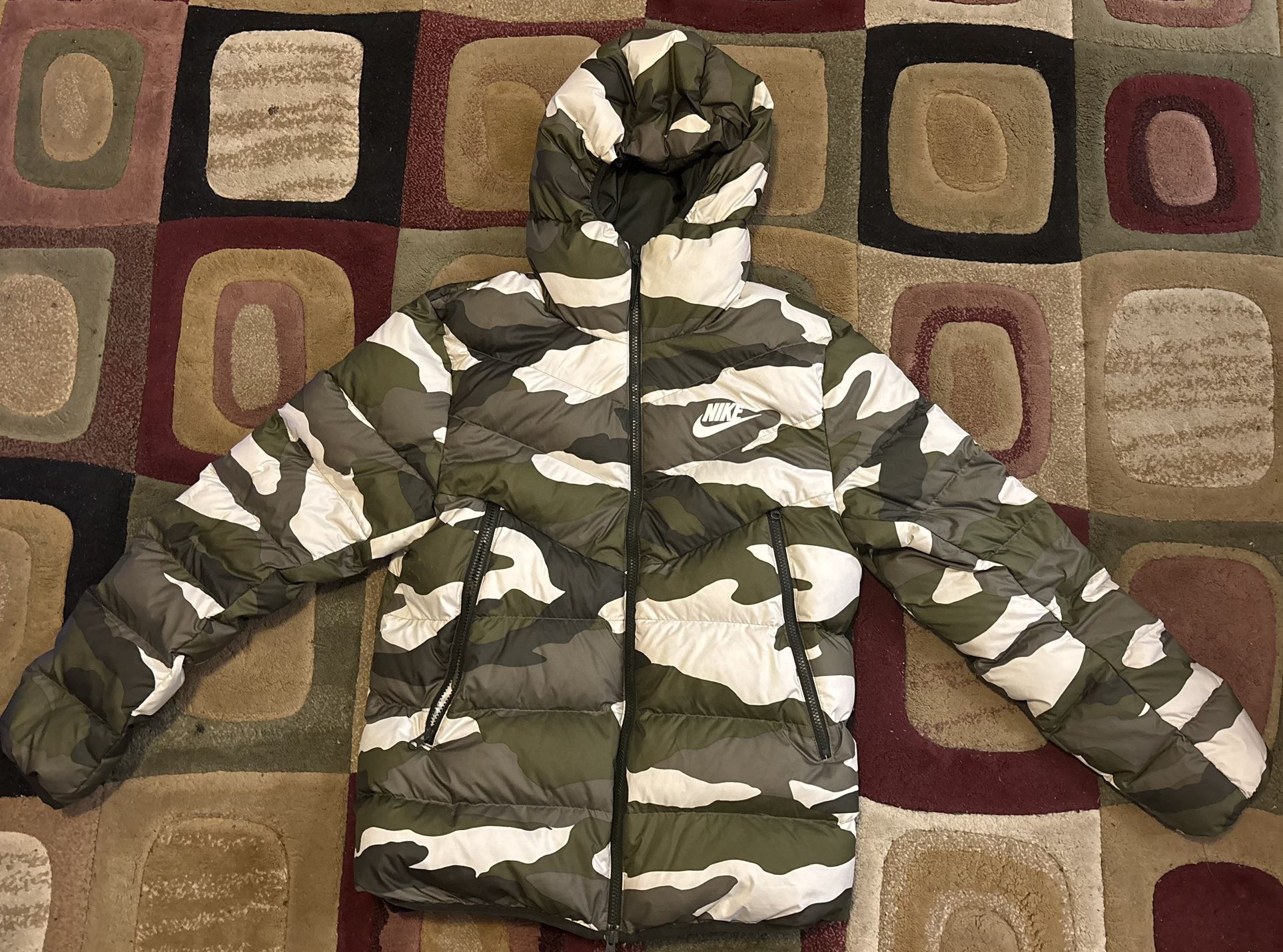 Nike Windrunner Men’s Medium Hooded Puffer Jacket Green Camo Down Fill BV4763-222