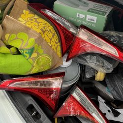 2018 toyota corolla tail lights for parts 