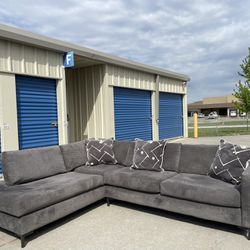 DELIVERY AVAILABLE 🚚🚛🚚 Beautiful 2 Piece MCM Sectional!!