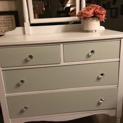 Adorable Antique 4 Drawer Dresser With Mirror 