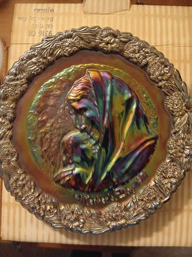 Fenton MOTHER'S DAY Madonna plate #1 amethyst carnival glass 1971  