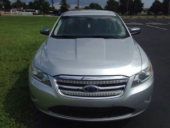 2010 Ford Taurus (1 owner) (clean title )