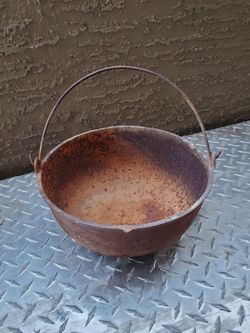 Antique Cast Iron Kettle. Dutch oven.