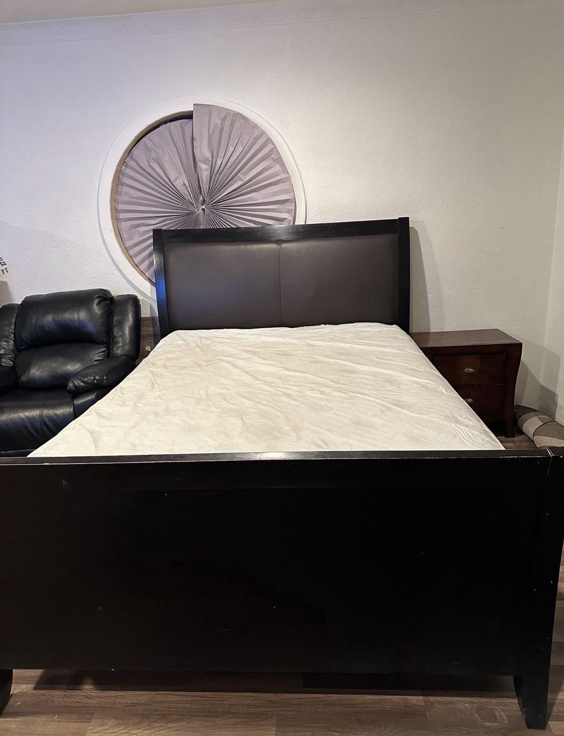 Queen Bed with Two Dressers