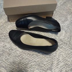 Woman's black leather shoes, Size 9 1/2