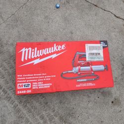 Milwaukee
M12 12V Lithium-Ion Cordless Grease Gun (Tool-Only)