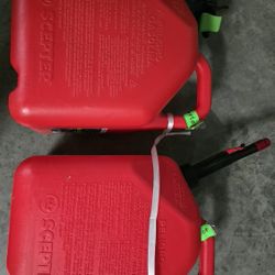 Gas cans 5  gallon new condition (2)