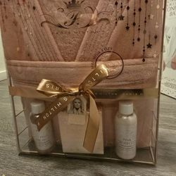 Paris Hilton Bath Set