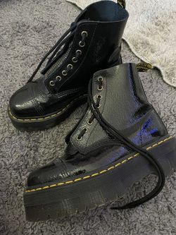 DR MARTEN SINCLAIR DISTRESSED PATENT LEATHER PLATFORM BOOTS