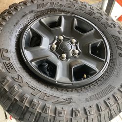 2020 JEEP GLADIATOR 33” Stock Tires And Wheels 