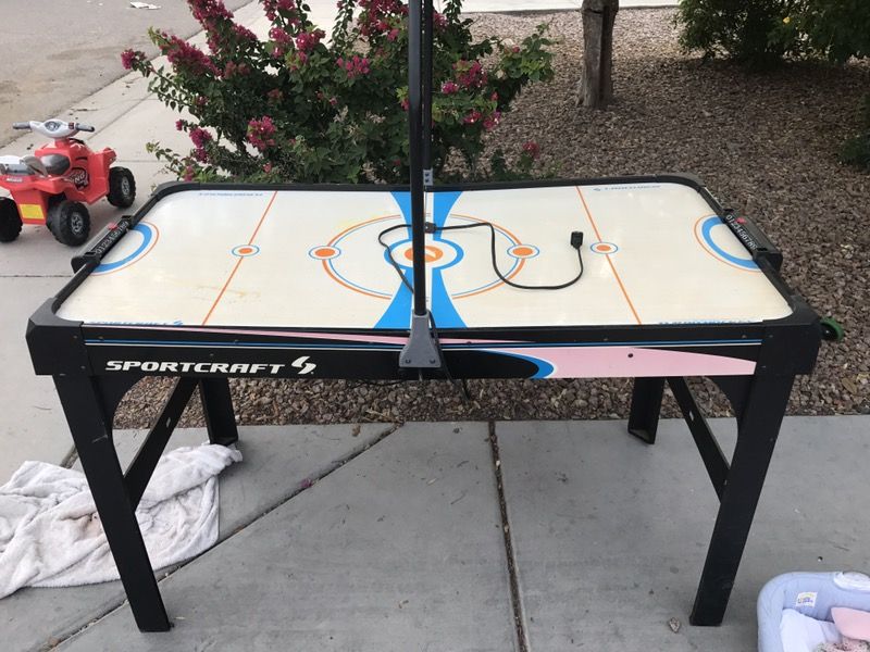 Air hockey table