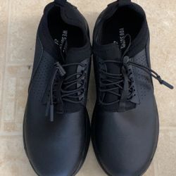 Clove All Black Nursing Sneakers 