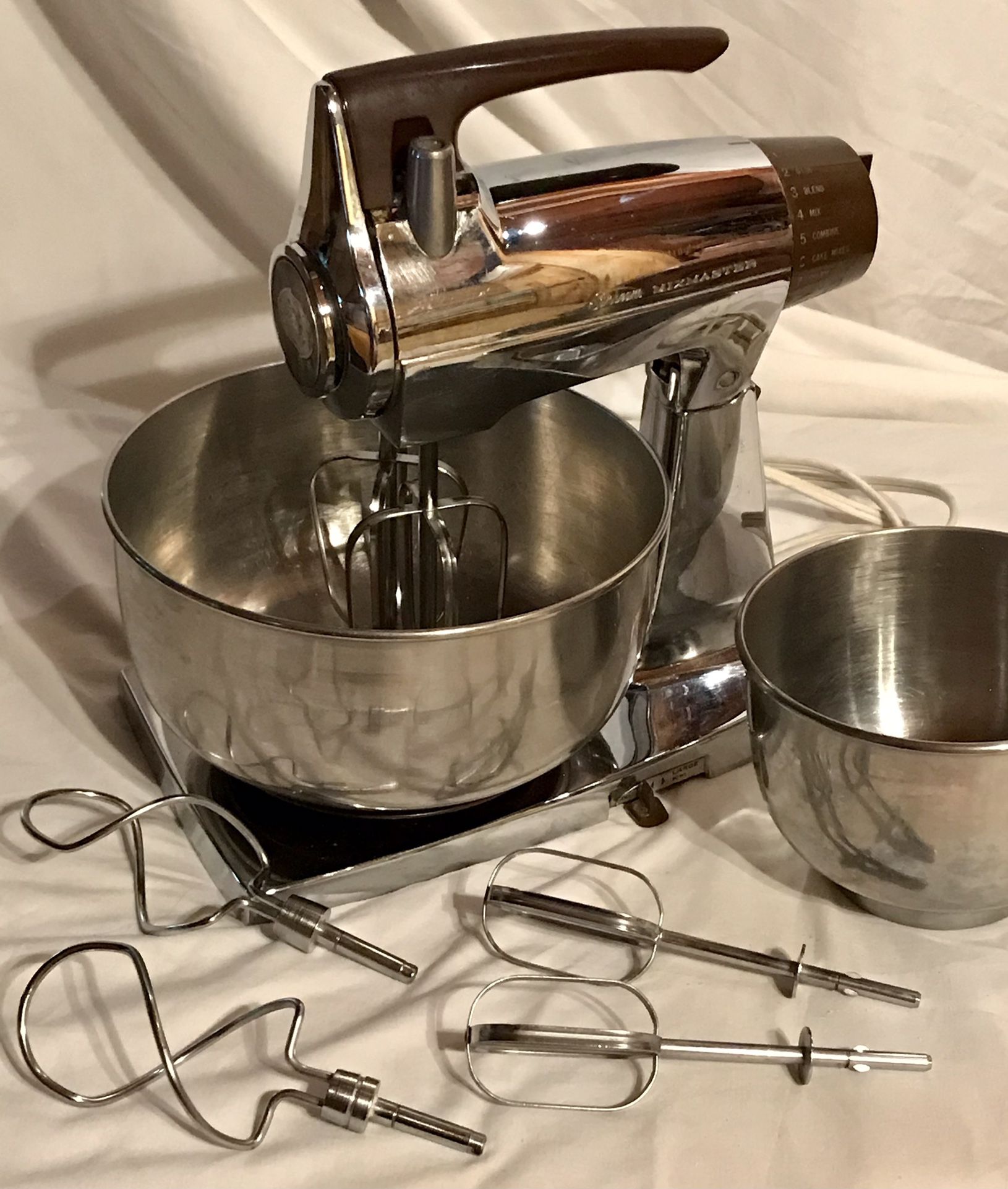 VINTAGE SUNBEAM mix master Stand Mixer 12 Speed for Sale in