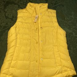 Brand new gap Xs yellow puffer vest 