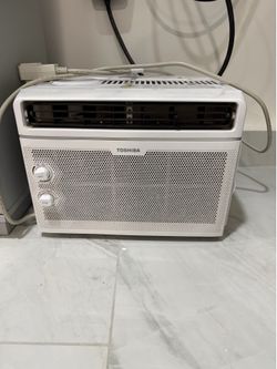 Toshiba Window Air Conditioner – Works Great 2 pieces