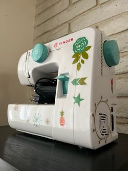 Singer 1234 Sewing Machine with Original Box – Tested & Works Great