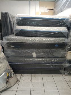 🛌🏾💤💤💤 $249 California King/Eastern King Memory Foam Mattress Available $249 🛌🏾💤💤💤