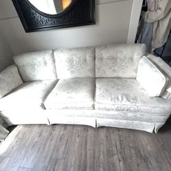 $1999 - Beautiful Pristine Sofa / Couch (delivery)