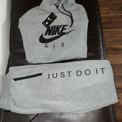 Mens Nike sweatsuits all size small hmu $70 each 🔥🔥‼️✅
