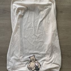 Winnie the Pooh Bassinet Sheet Cover + Monthly Milestone Blanket (Disney Baby)