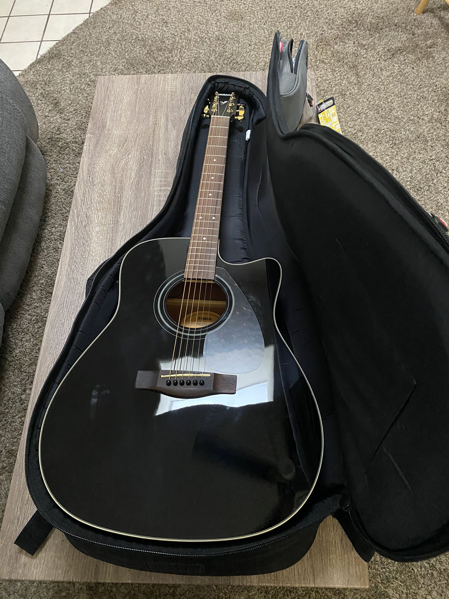 **never used** Yamaha FX335C Dreadnought Acoustic-Electric Guitar Black + case + 3 year warranty