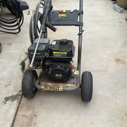 Pressure Washer Machine  Dewalt. 3400 Psi.  Trabajando $300 Firme 
