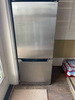 Insignia Stainless Steel Bottom-Freezer Refrigerator