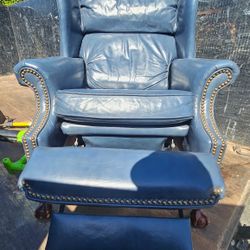 BARCALOUNGER: NAVY LEATHER WING RECLINER