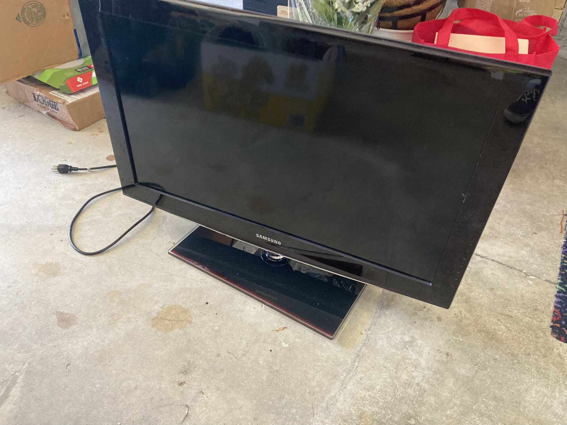 Samsung 32 Inch LCD Tv.  720p Resolution. Remote Included