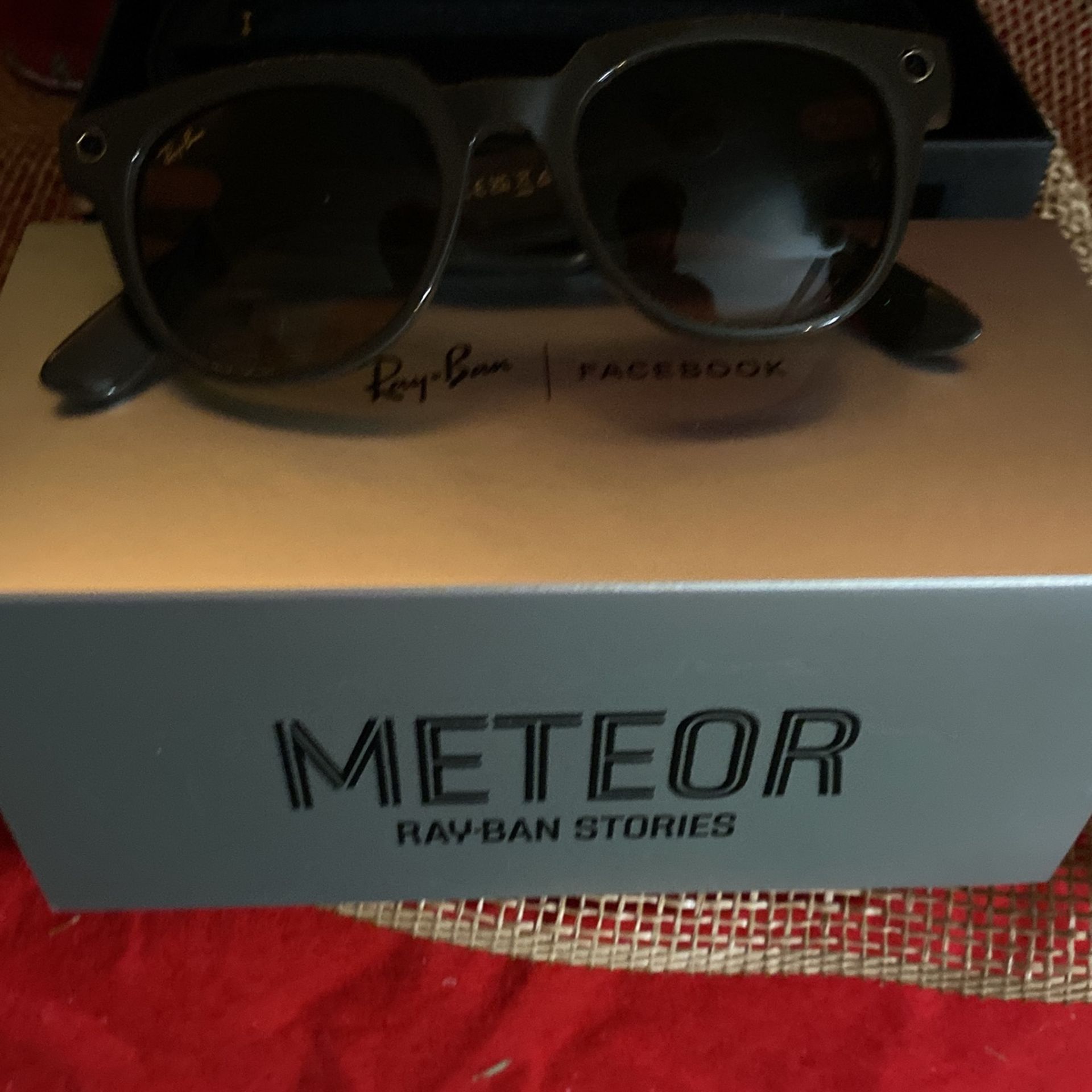 Meteor Ray-Ban glasses you can listen to music get phone calls take pictures and videos. Never used brand new.