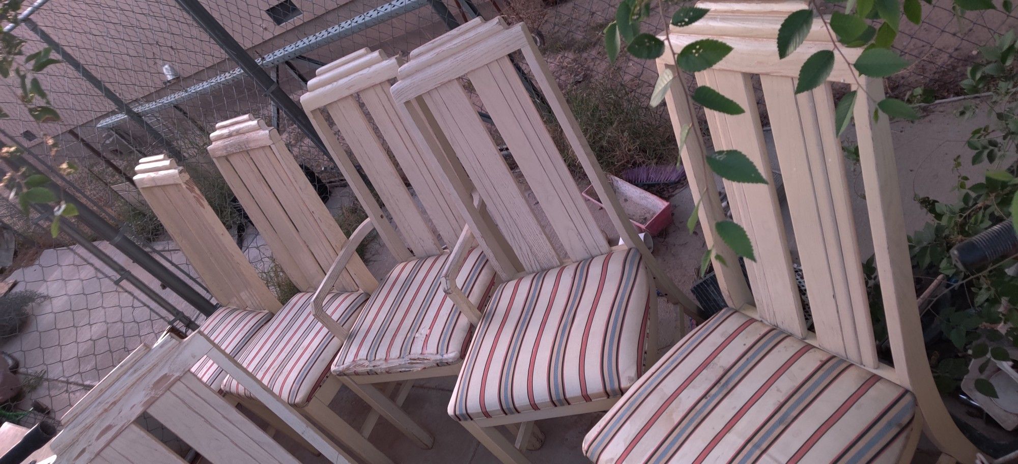 6 sillas de madera en buenas condiciones en30
