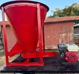 LIVESTOCK FEED MIXER TRAILER