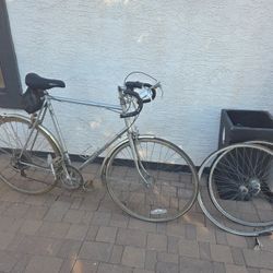 Vintage Panasonic bike with extra wheels
