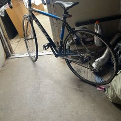 Buenas Condiciones Trek 1.1 aluminum road bike—a good bike with reliable components.